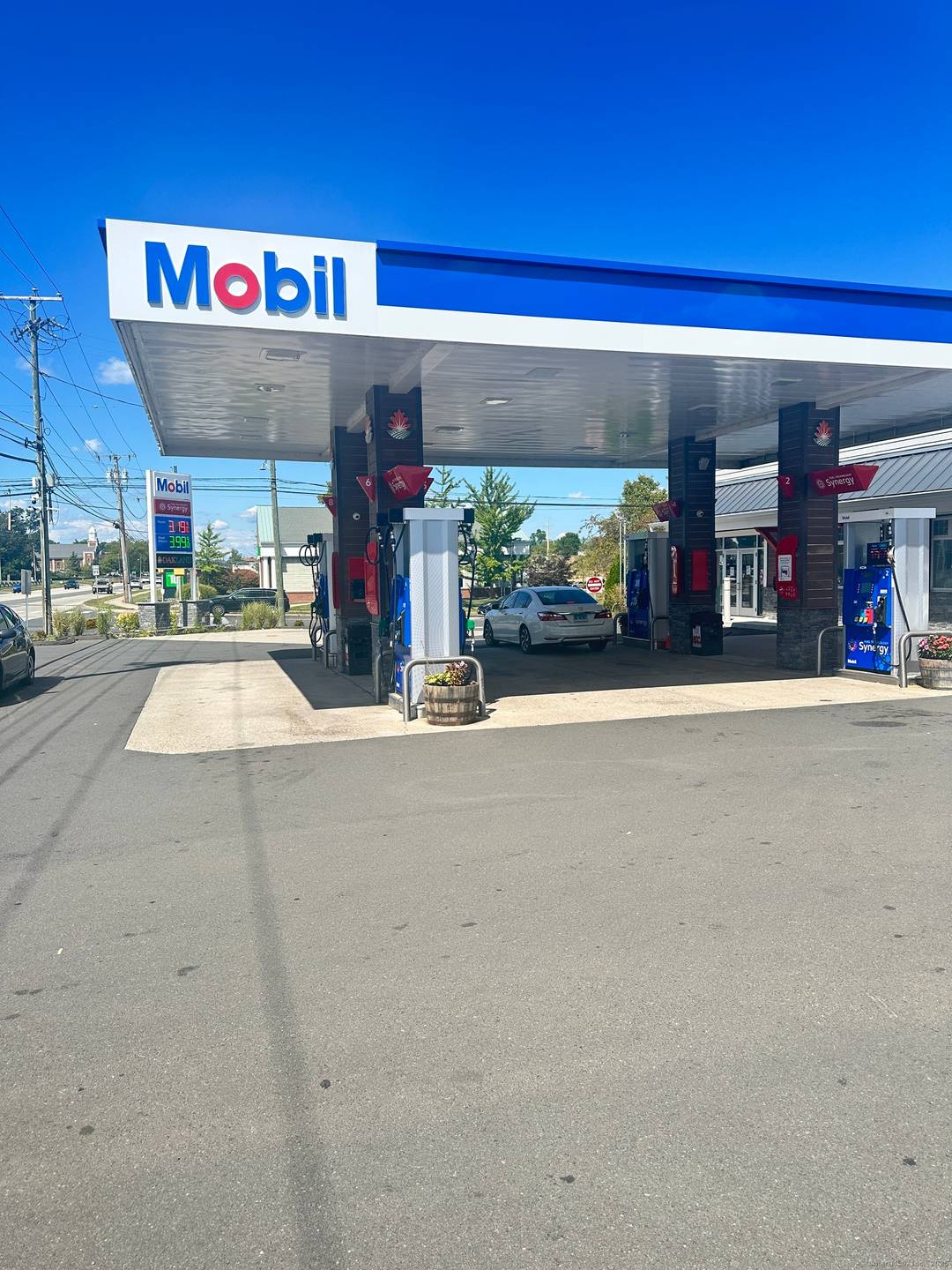 Prime commercial retail space available for immediate occupancy !