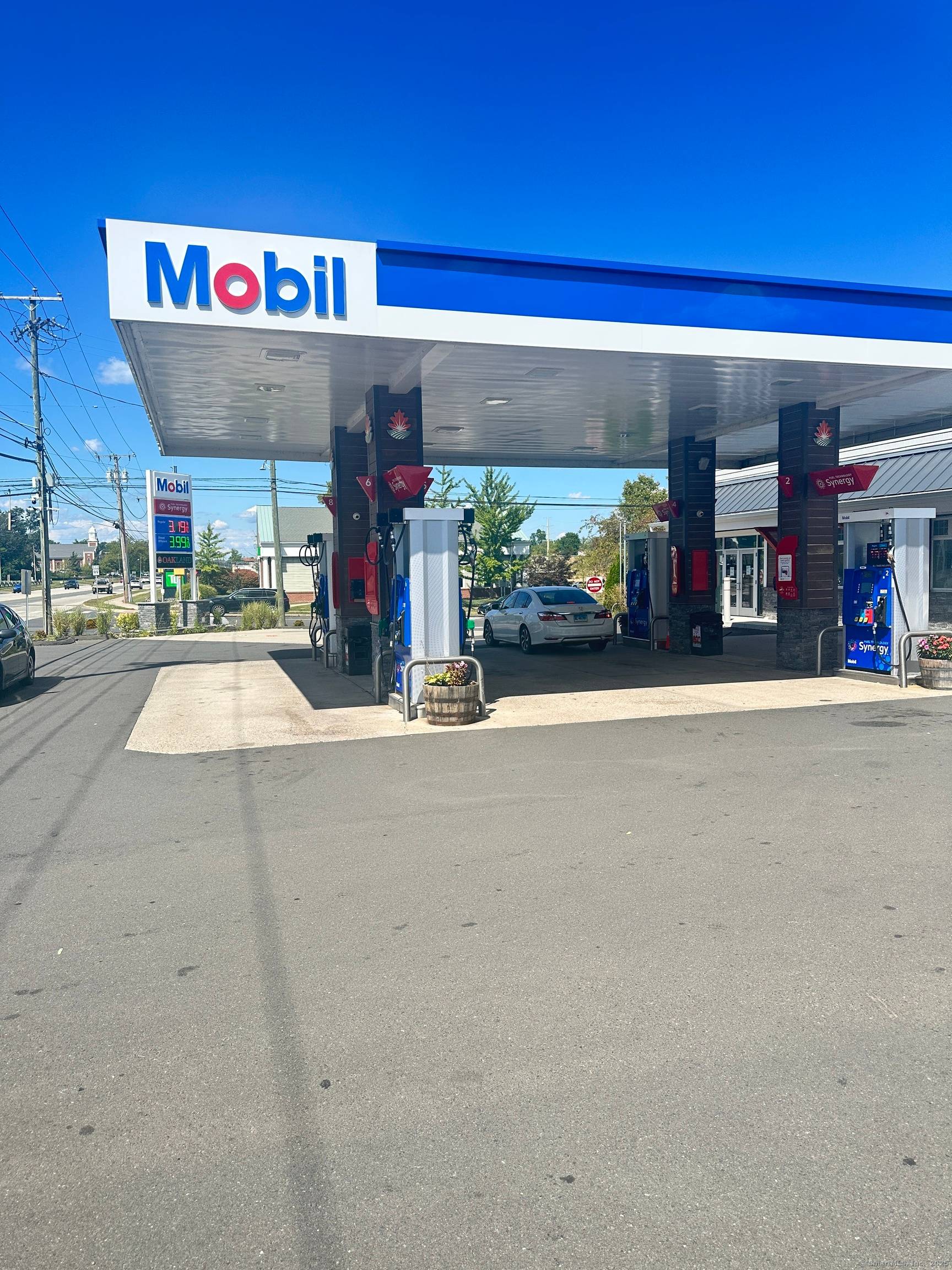 Prime commercial retail space available for immediate occupancy !