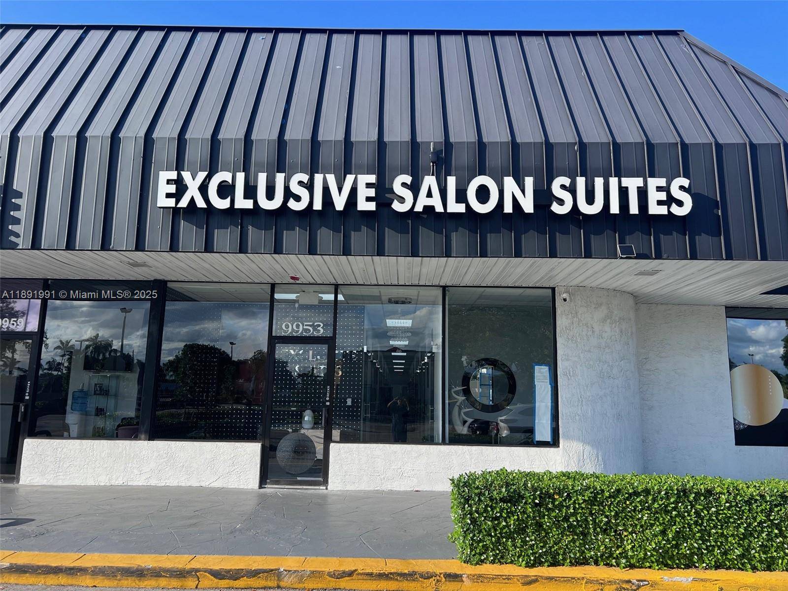 Discover a stunningly designed commercial space featuring 18 individual units, perfectly suited for the medical field.