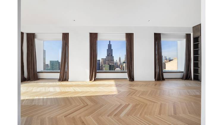 Residence 52B presents a rare opportunity to inhabit a meticulously designed home high above Park Avenue within one of Manhattan's most celebrated architectural landmarks.