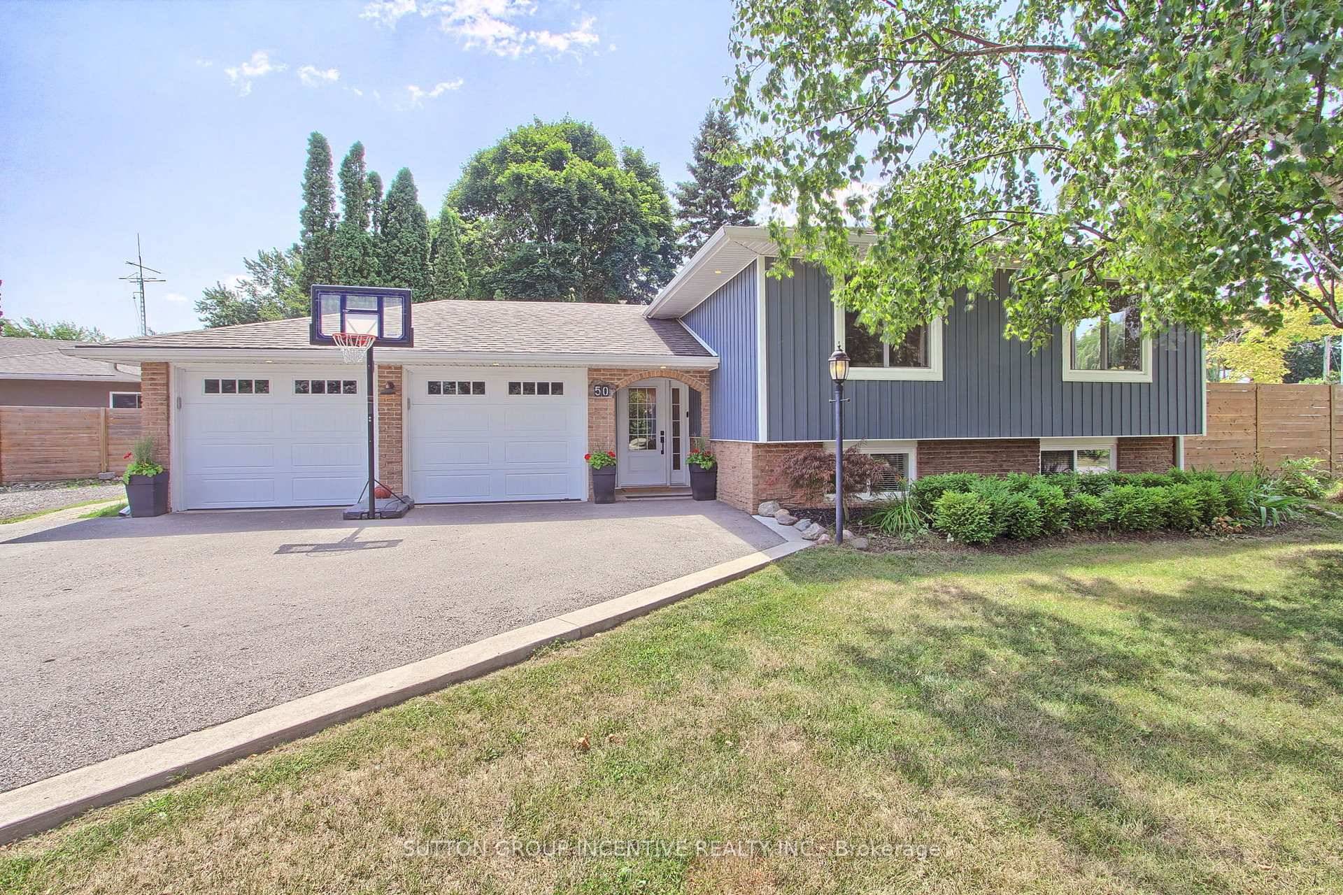 Sought after neighbourhood, Prime Gilford location close to lakeside living within a short walking distance.