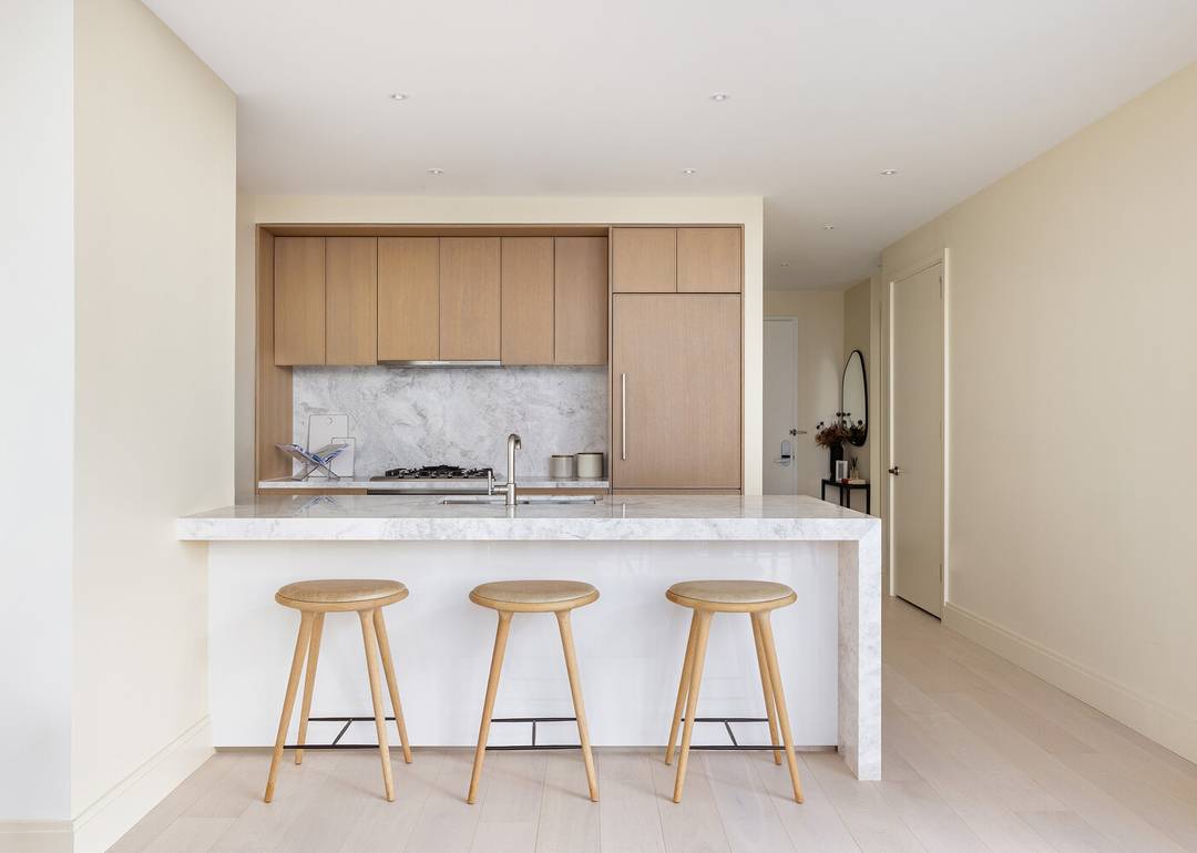 Luxury corner one bedroom home with 10' floor to ceiling windows, and expansive views of the River, Manhattan Skyline and Downtown Brooklyn.