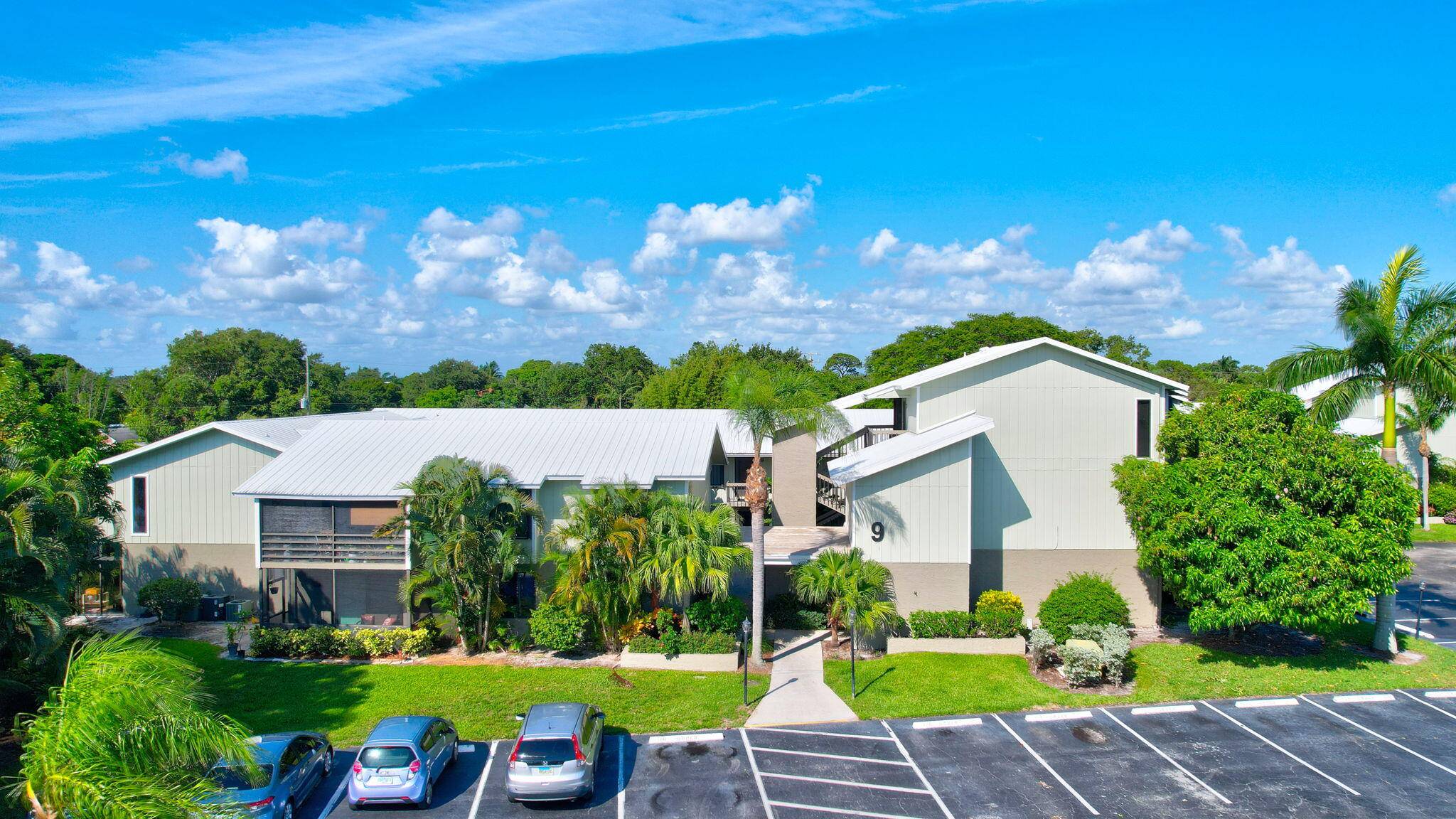 All ages are welcomed to this charming one bedroom, one and a half bath condo near downtown Stuart located in sought out North River Shores.