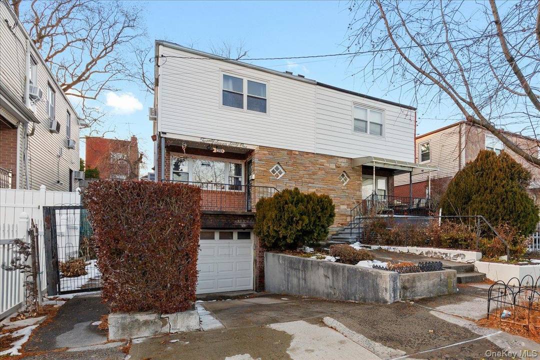 Welcome to this charming single family home located in the desirable Laconia Morris Park area of the Bronx.