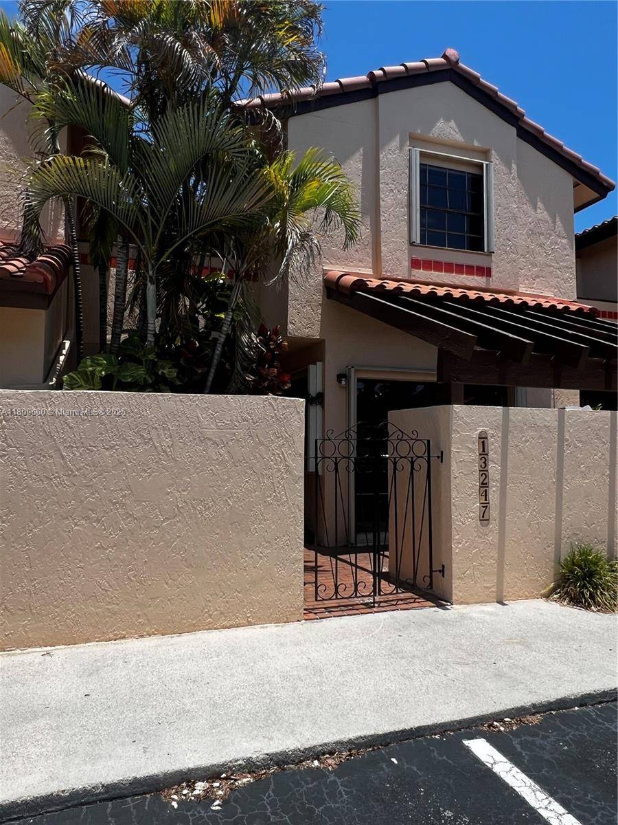 Beautiful Townhouse in a Quiet, Family Friendly Community This stunning townhouse is ready for you to call it home.