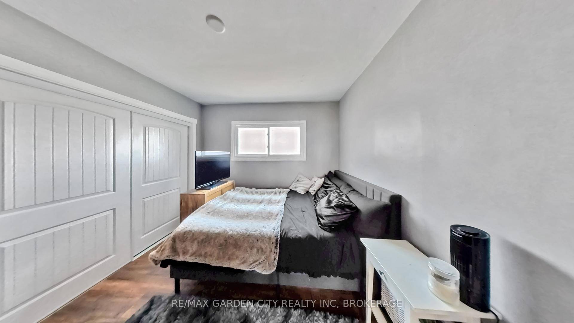 Cute bungalow, close to all that the quaint village of Ridgeway has to offer.
