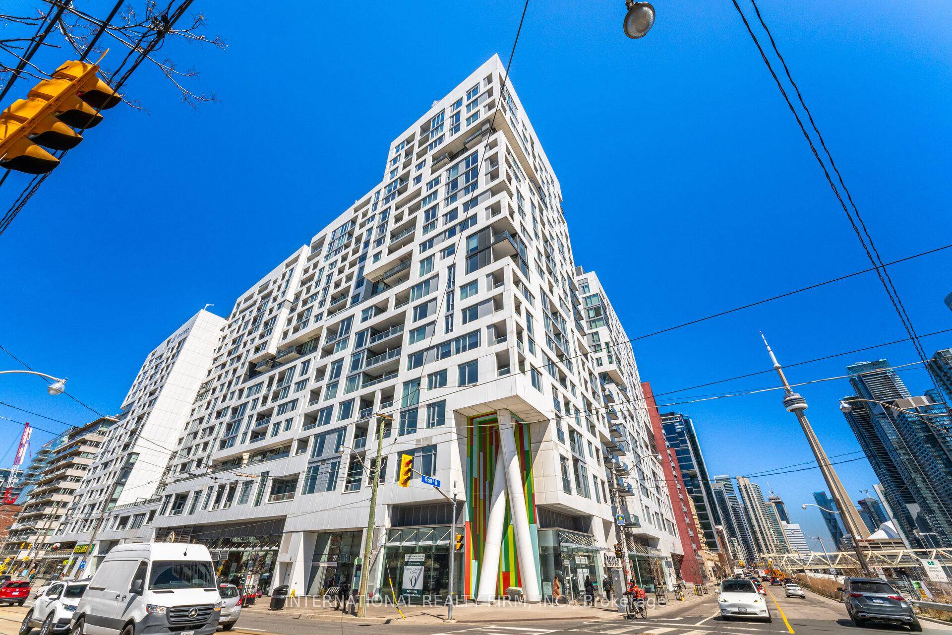 Modern amp ; Airy 2 Bedroom Apartment in a Prime location !