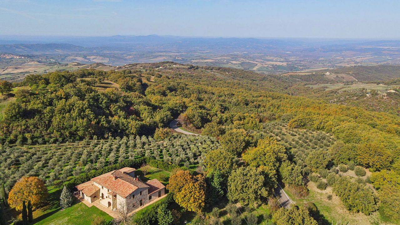 28-hectare organic and agritourism farm with farmhouse, 4 flats, 6 bedrooms and 6 bathrooms for sale in Maremma, in the municipality of Cinigiano.