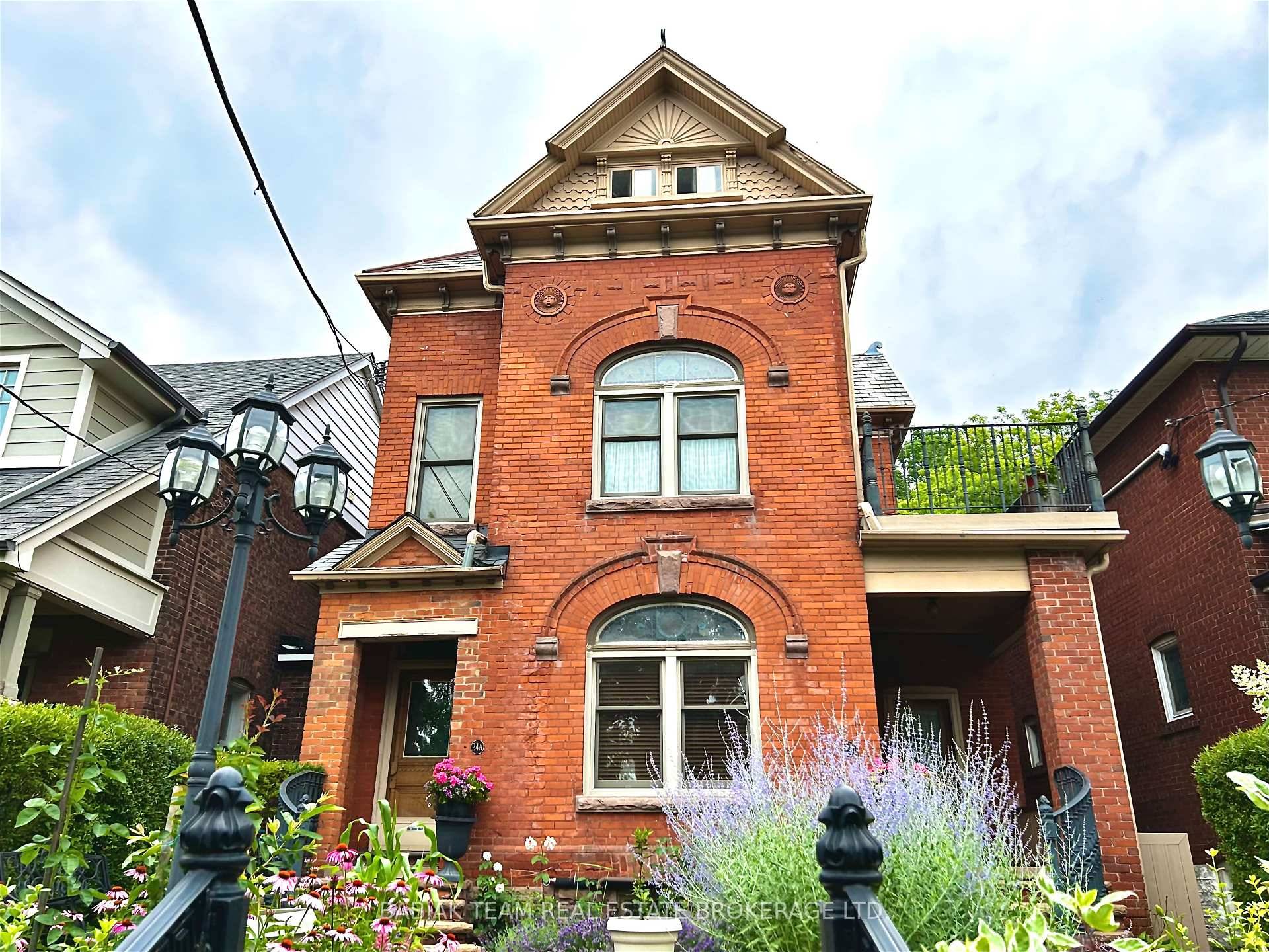 Bright and spacious upper level two bedroom suite with oversized living dining area and balcony, located on a quiet and friendly street centrally located to High Park, Bloor West Village ...