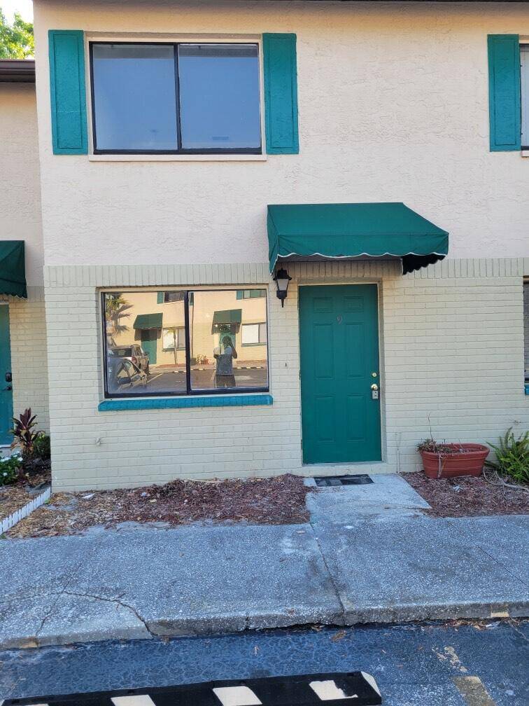 Great Investment ! All ages can enjoy this 2 Bedroom, 1 1 2 Bath Townhouse in convenient North Clearwater Dunedin Location.