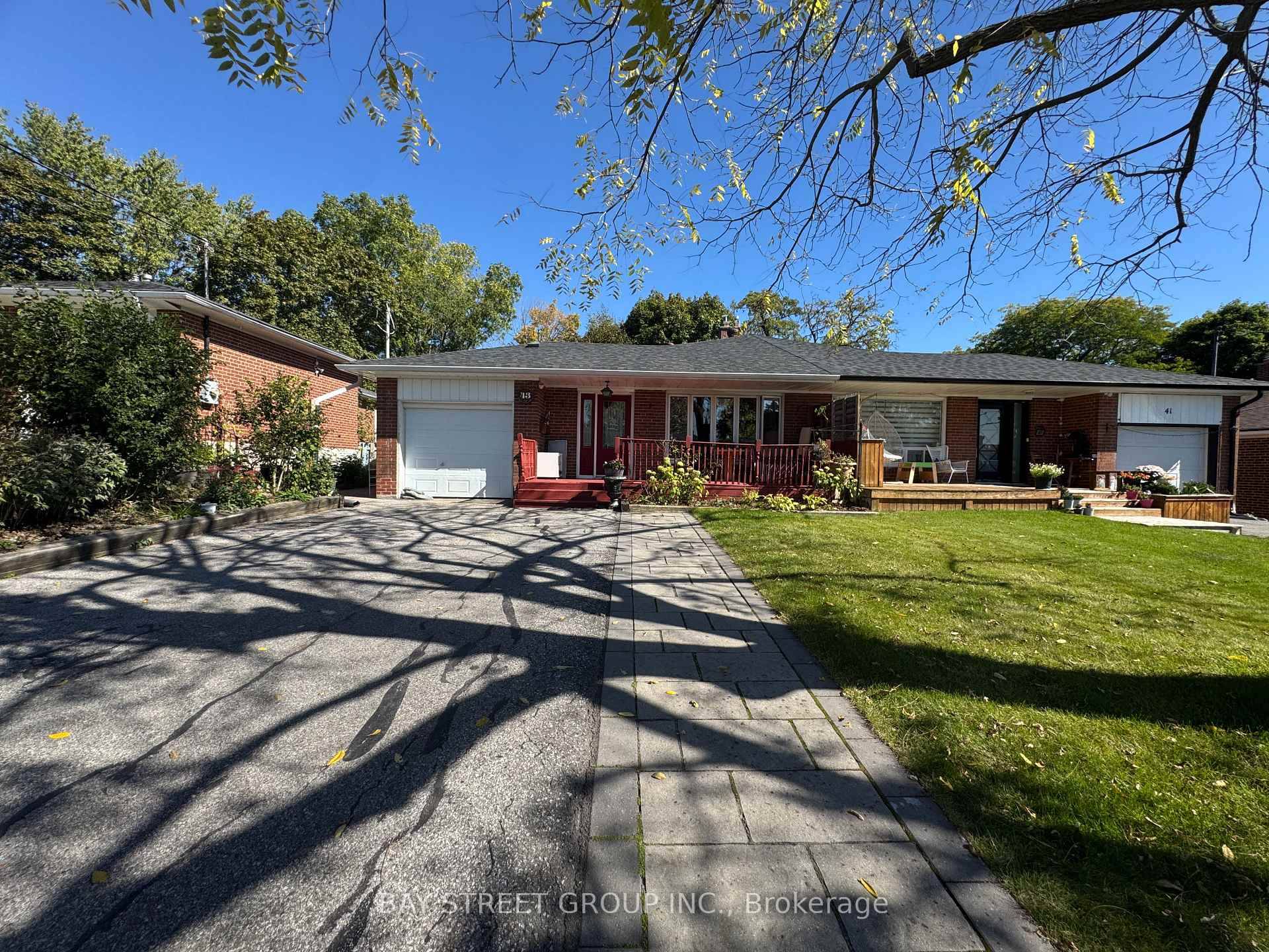Bright, Spacious amp ; Well Maintained 3 Bedroom 2 Washrooms Main Floor !