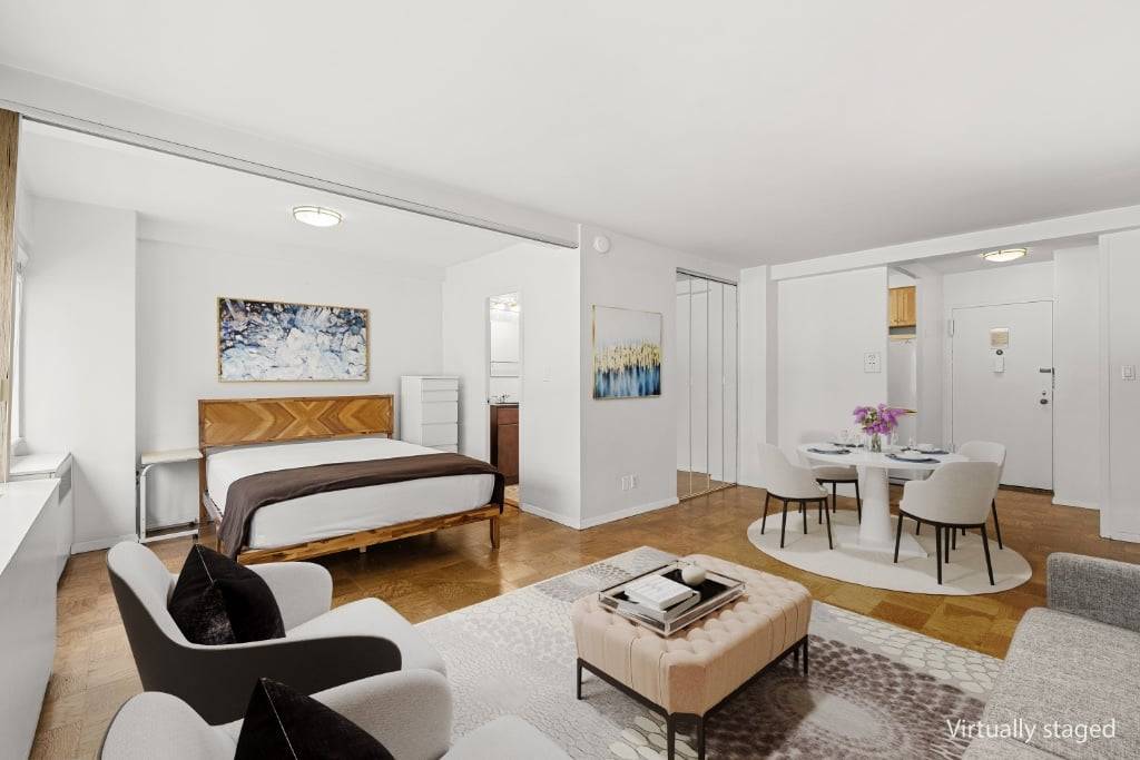 Welcome to 10E, the largest studio floorplan in the building, located just steps from Central Park !