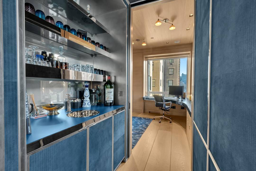 Beautifully renovated Park Avenue duplex with a gracious floorplan allowing for the most elegant living.