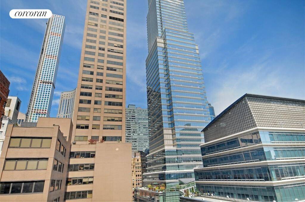 Spacious, Sun Drenched Alcove Studio in Prime Midtown East Welcome to this spacious alcove studio, ideally situated at the corner of Third Avenue and 58th Street in the heart of ...