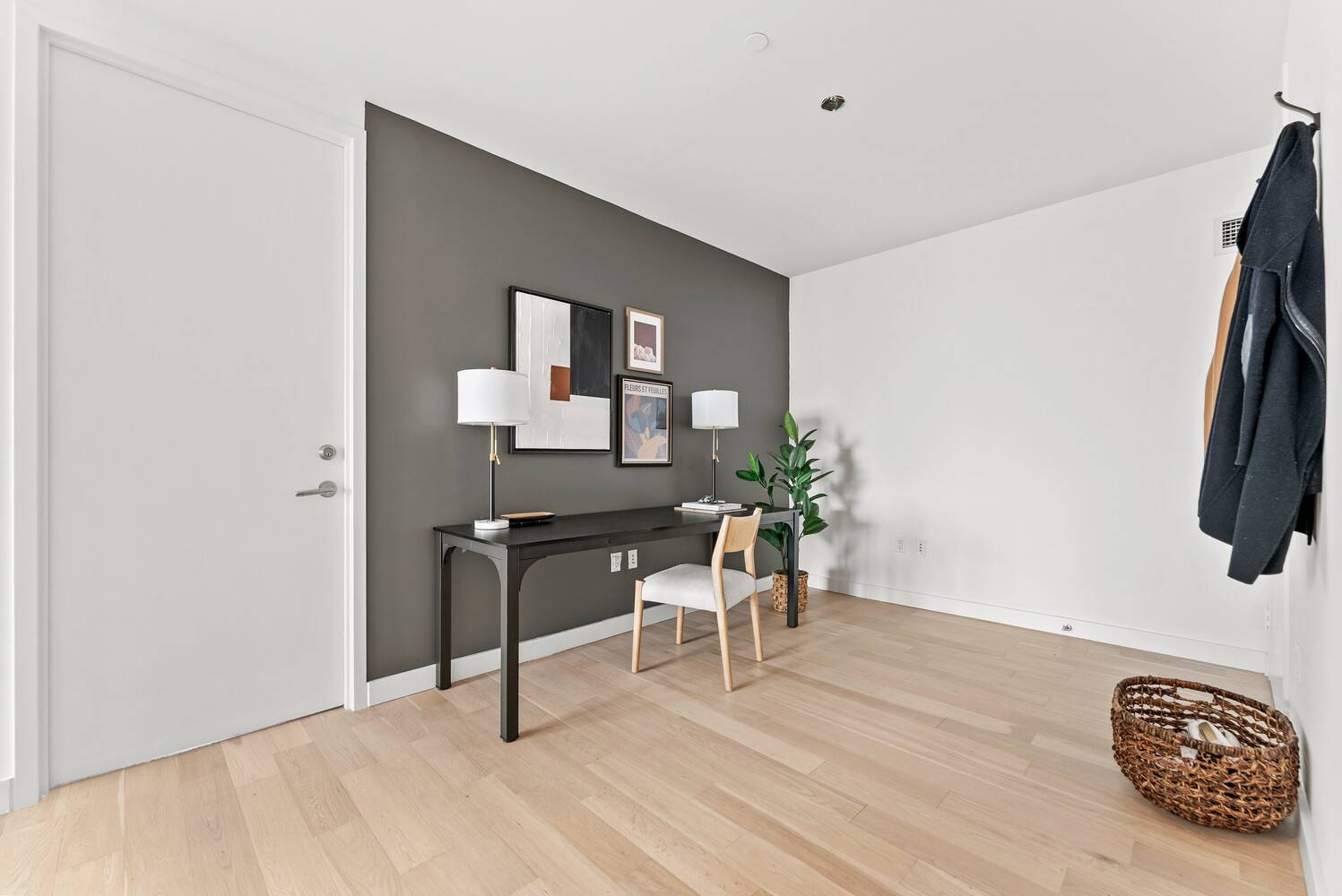 Platinum Properties is proud to present Residence 34C at 75 Wall Street, a stunning home offering sweeping southern, eastern and western city views, a spacious home office and a massive ...