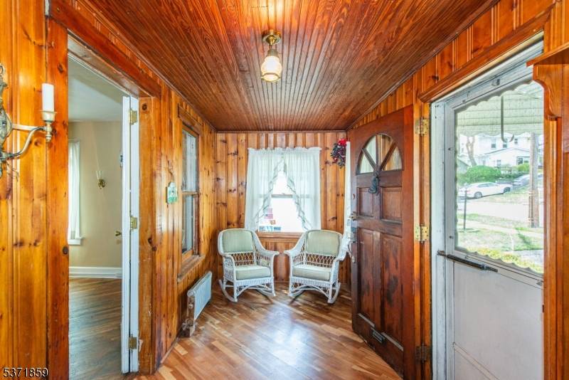 Well maintained 6 room Colonial with 3 bedrooms, 1.