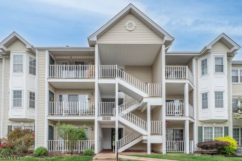 Welcome to this Move in ready 3rd floor condo offering the perfect blend of comfort, convenience, and flexibility !