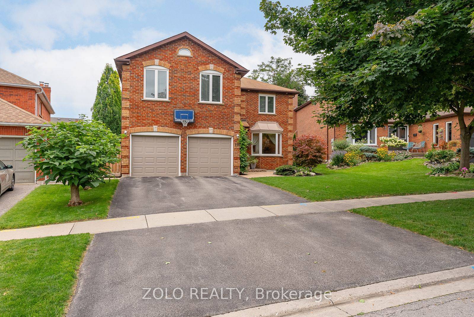 This Stunning, Executive, Detached Home Offers approximately 4, 400 sqft of finished living space ; All On A Pie Shaped Lot In The Sought After Armitage Community Near Yonge St ...