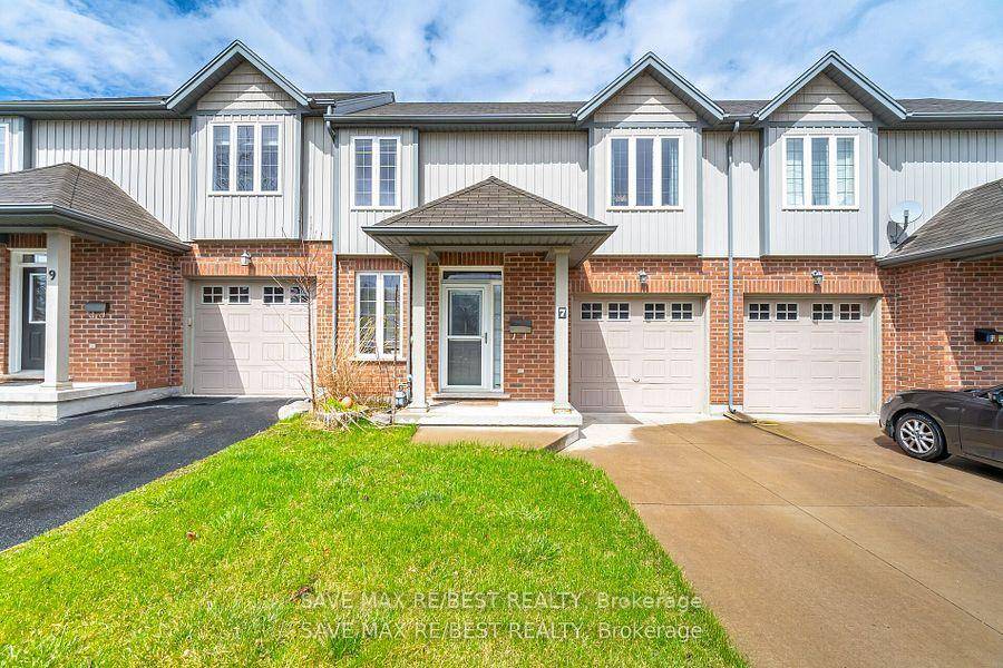 Beautiful 2 Storey Freehold Townhouse located besides the child friendly cul de sac and Steps to scenic Merritt Trail and Renowned Golf amp ; Country Club !