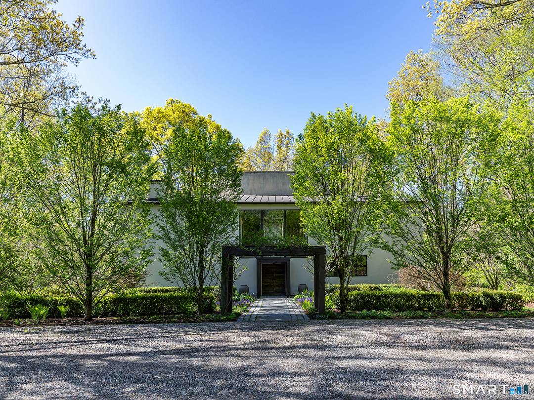 The home of former Editor and Chief of Travel Leisure and House Garden is now available to you.
