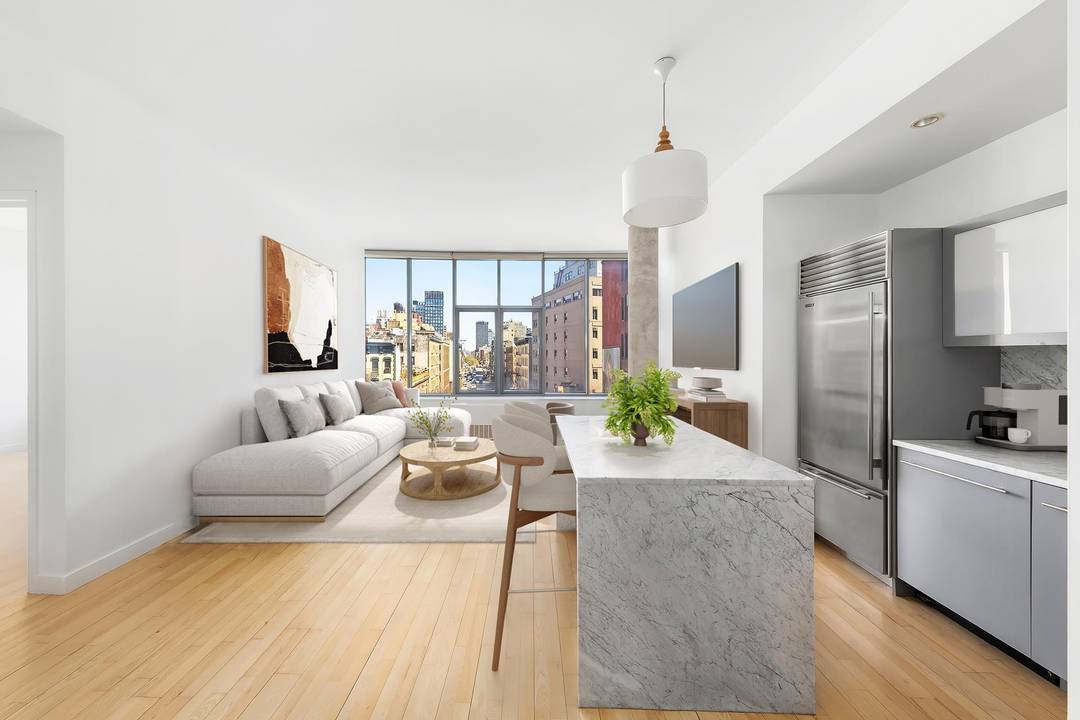 Perfectly situated at the nexus of SoHo and NoLita, this exceptional modern one bedroom home boasts soaring 10'2 ceilings and 33 feet of unobstructed and protected eastern views.