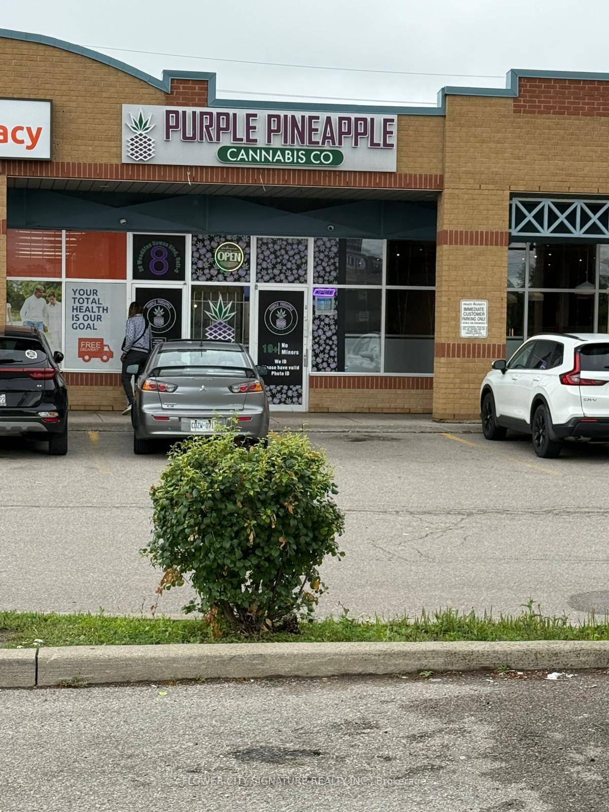 Fantastic opportunity to own a well situated commercial unit in a thriving plaza, home to major national brands such as Tim Hortons, Burger King, and Food World Supermarket.