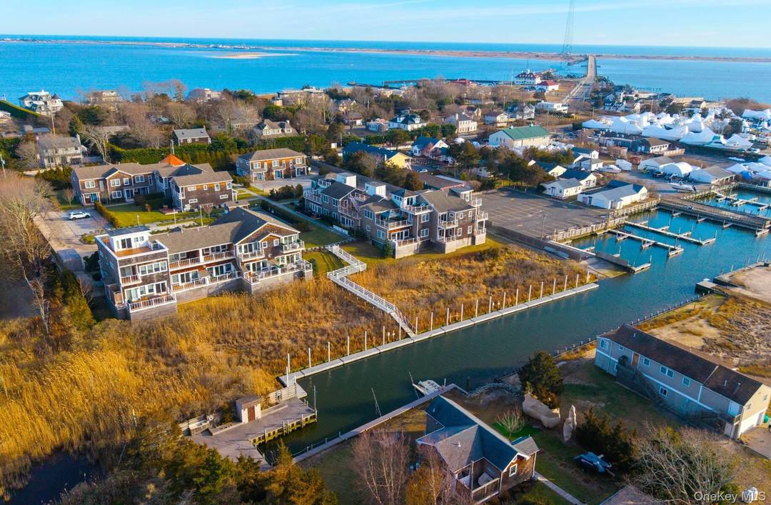 Mint Condition Condo with Pool amp ; Dock 1.