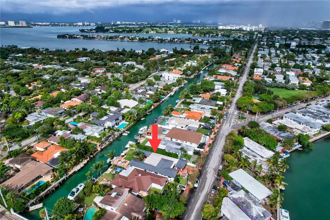 Discover the ultimate Boater s Dream in comfort and convenience with this exceptional waterfront retreat direct access to open water, no bridges.