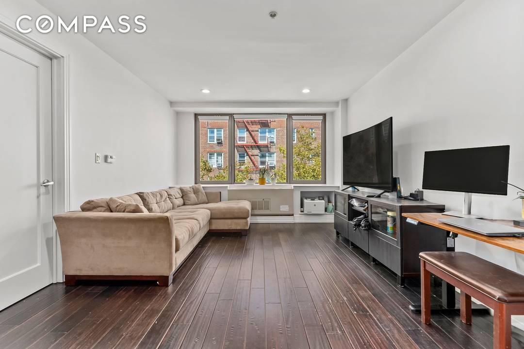 Luxury 1BR in Prime Forest Hills.