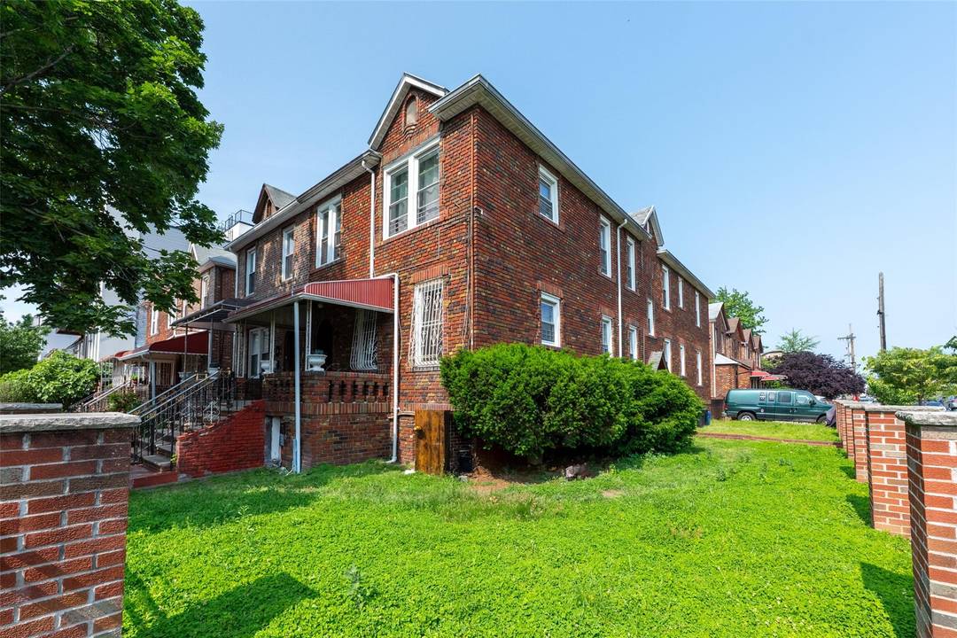 Great corner investment properties with 10 bedrooms.