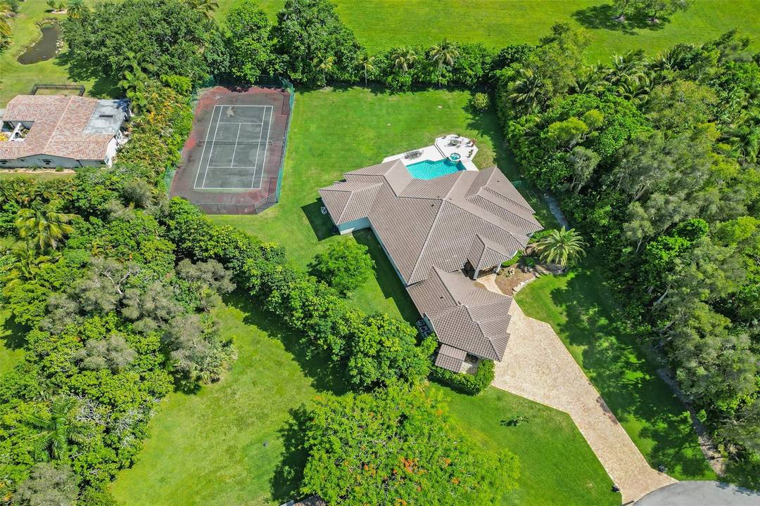 Welcome to the epitome of sophistication in Plantation Acres !