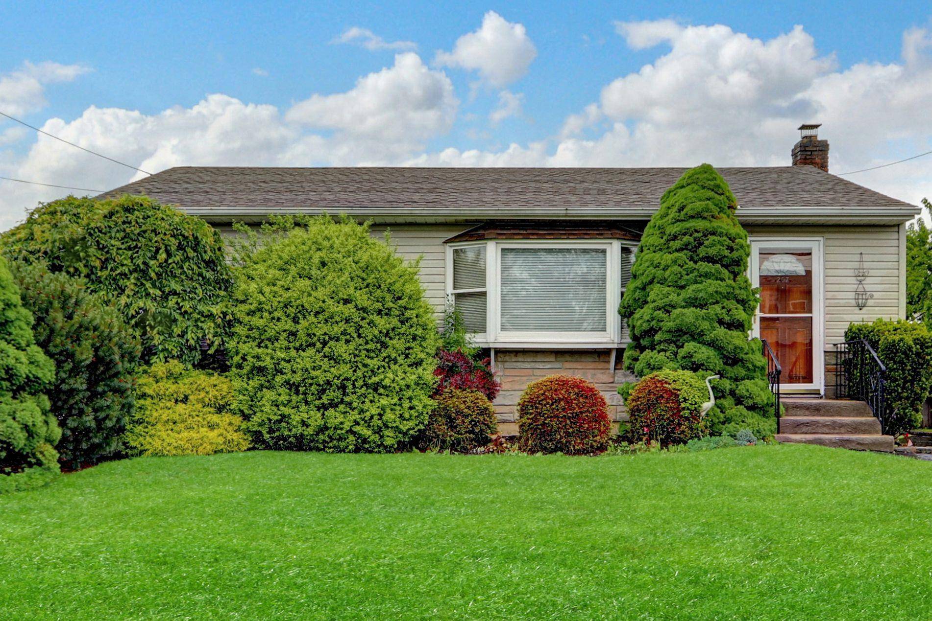 Wonderful opportunity for home ownership in Bethpage SD21 ; Charles Campagne Elementary.