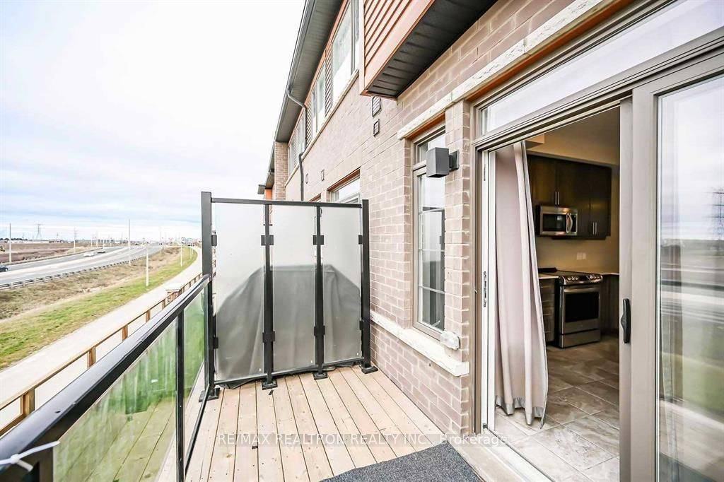 Stunning Newer End Unit 1902 Sq Ft In Heart Of Stoney Creek Mountain.