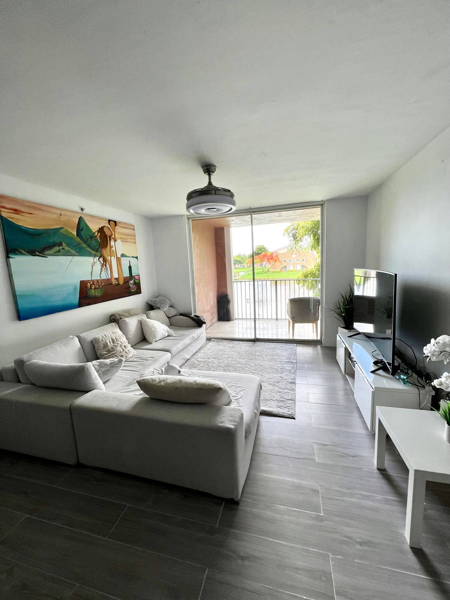 Apartment completely renovated, new kitchen, new floors, new bathrooms.