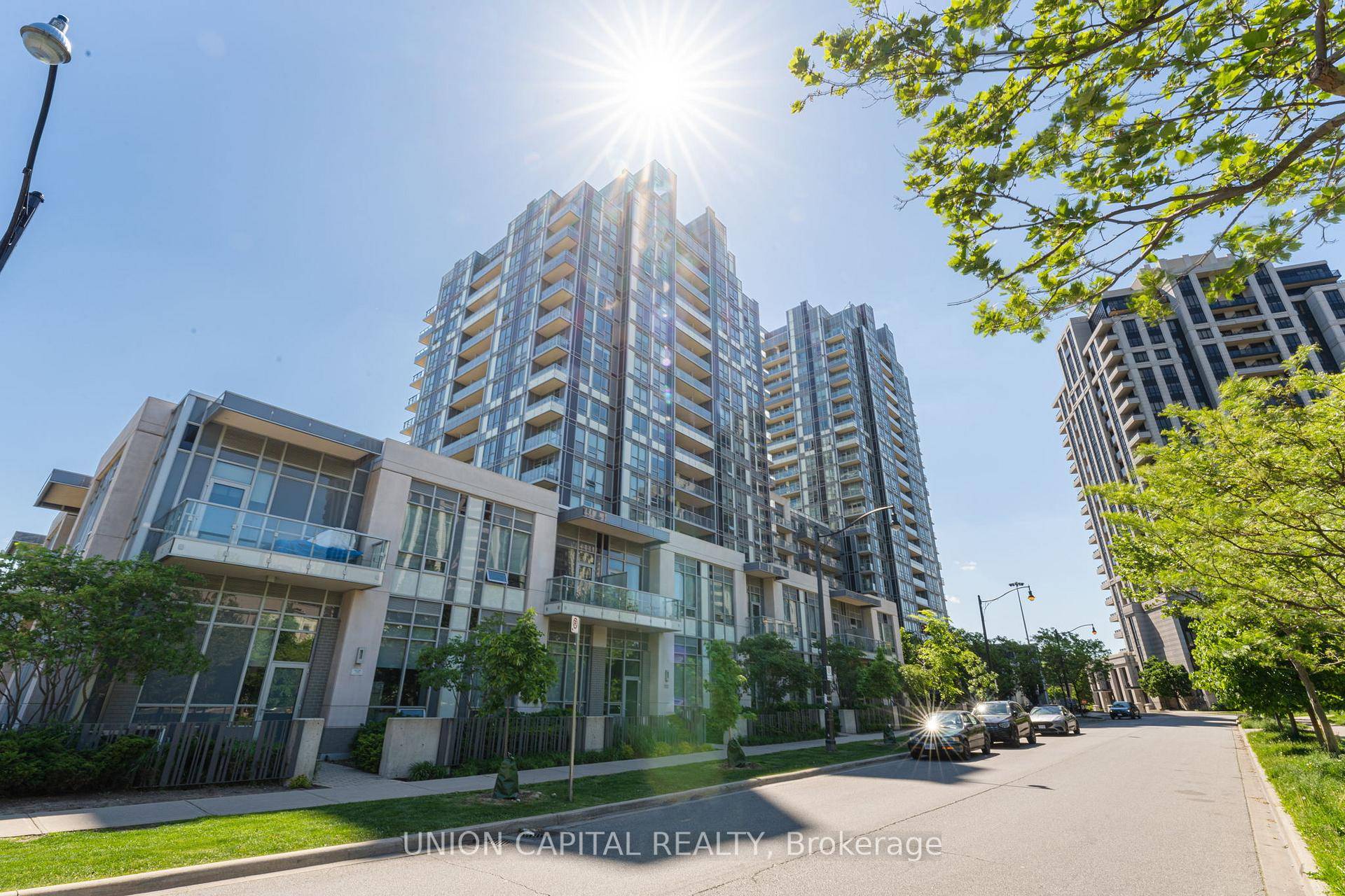 Welcome to this stunning 2 storey penthouse suite, offering 862 sq ft of stylish urban living.