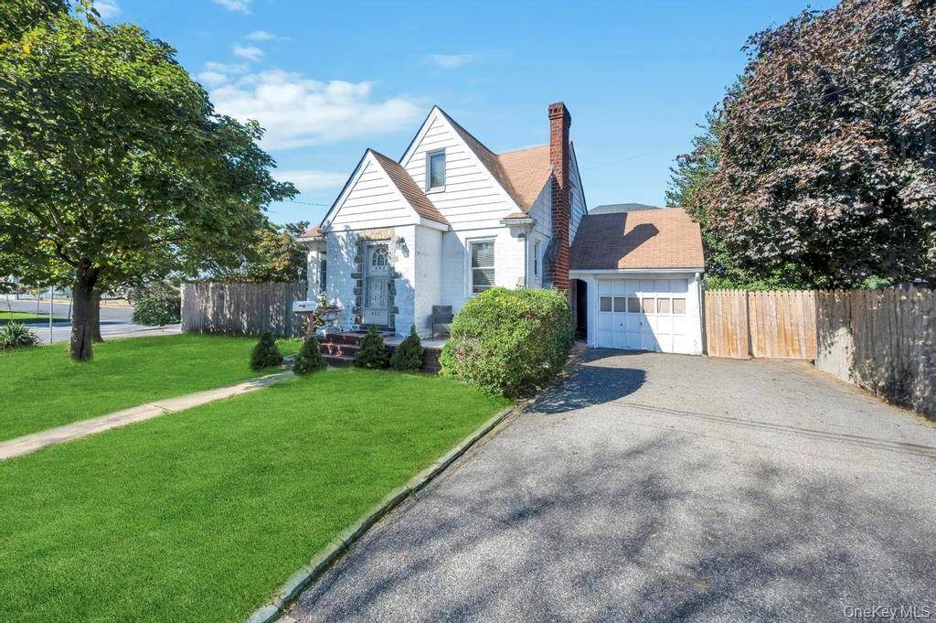 Welcome to Bellmore ! This charming 2 bedroom, 1 bath home offers comfort and convenience.