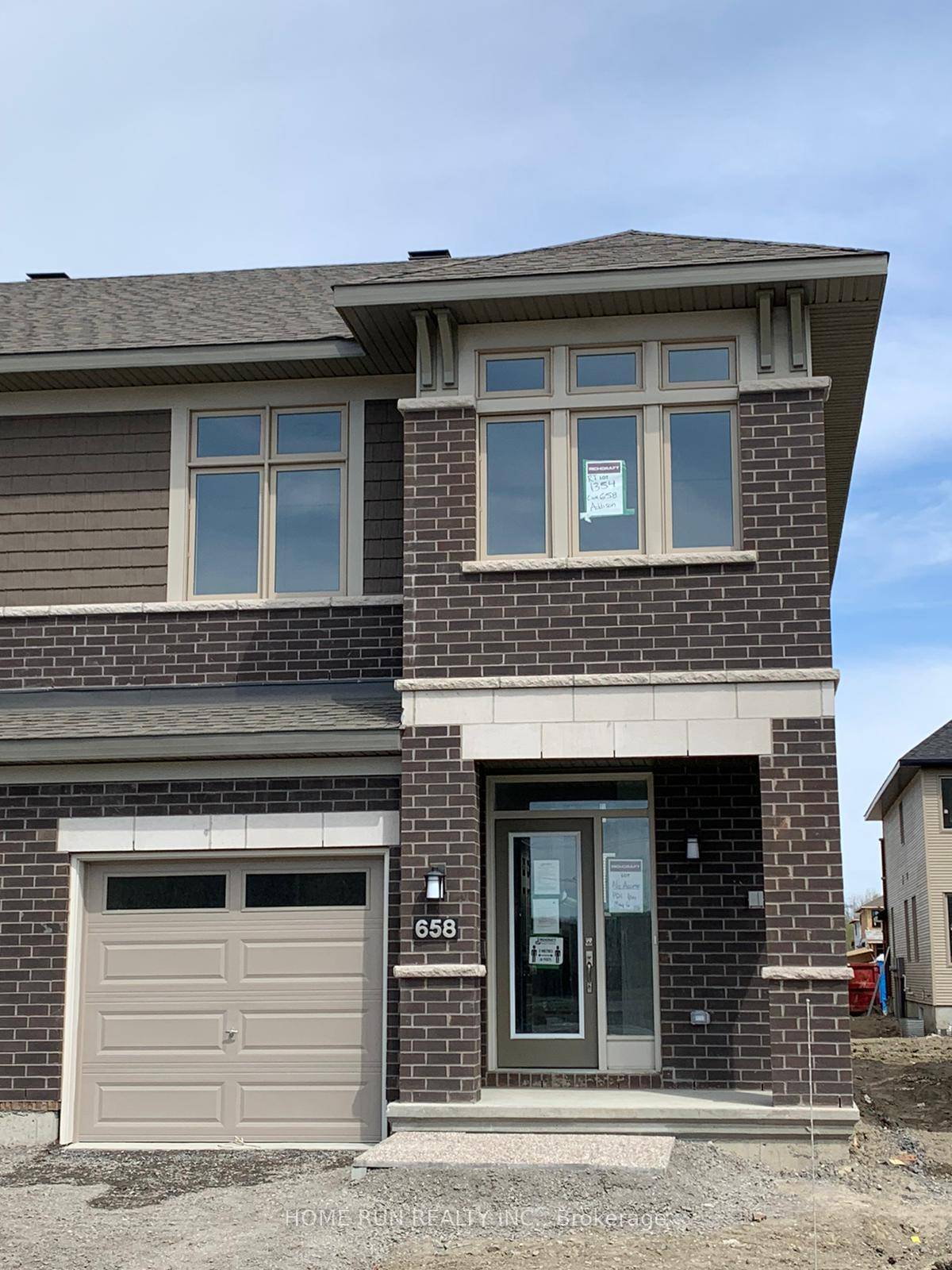 Bright and Inviting END UNIT townhome await your discerning taste in a popular family friendly neighbourhood of river side south.