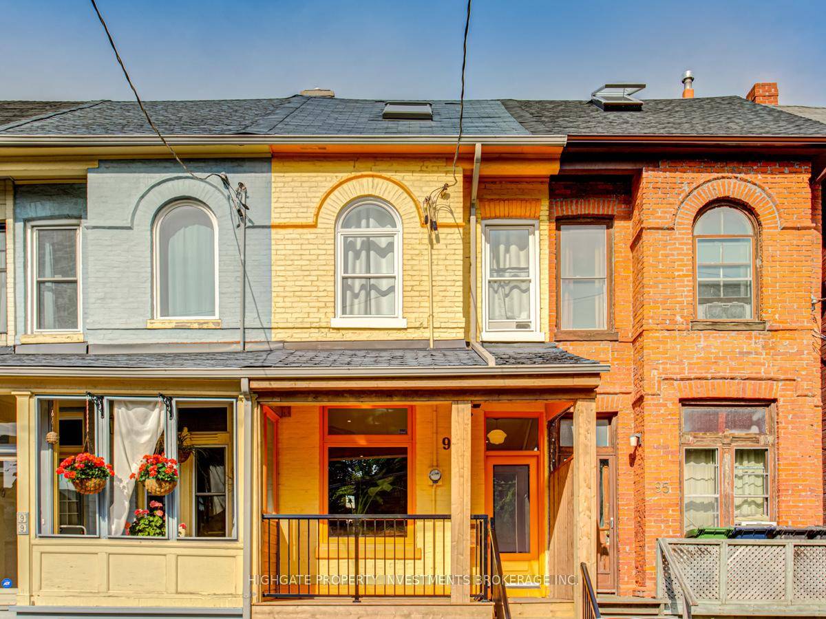 Stunning 2 1, 2 Bath Bloor Christie.