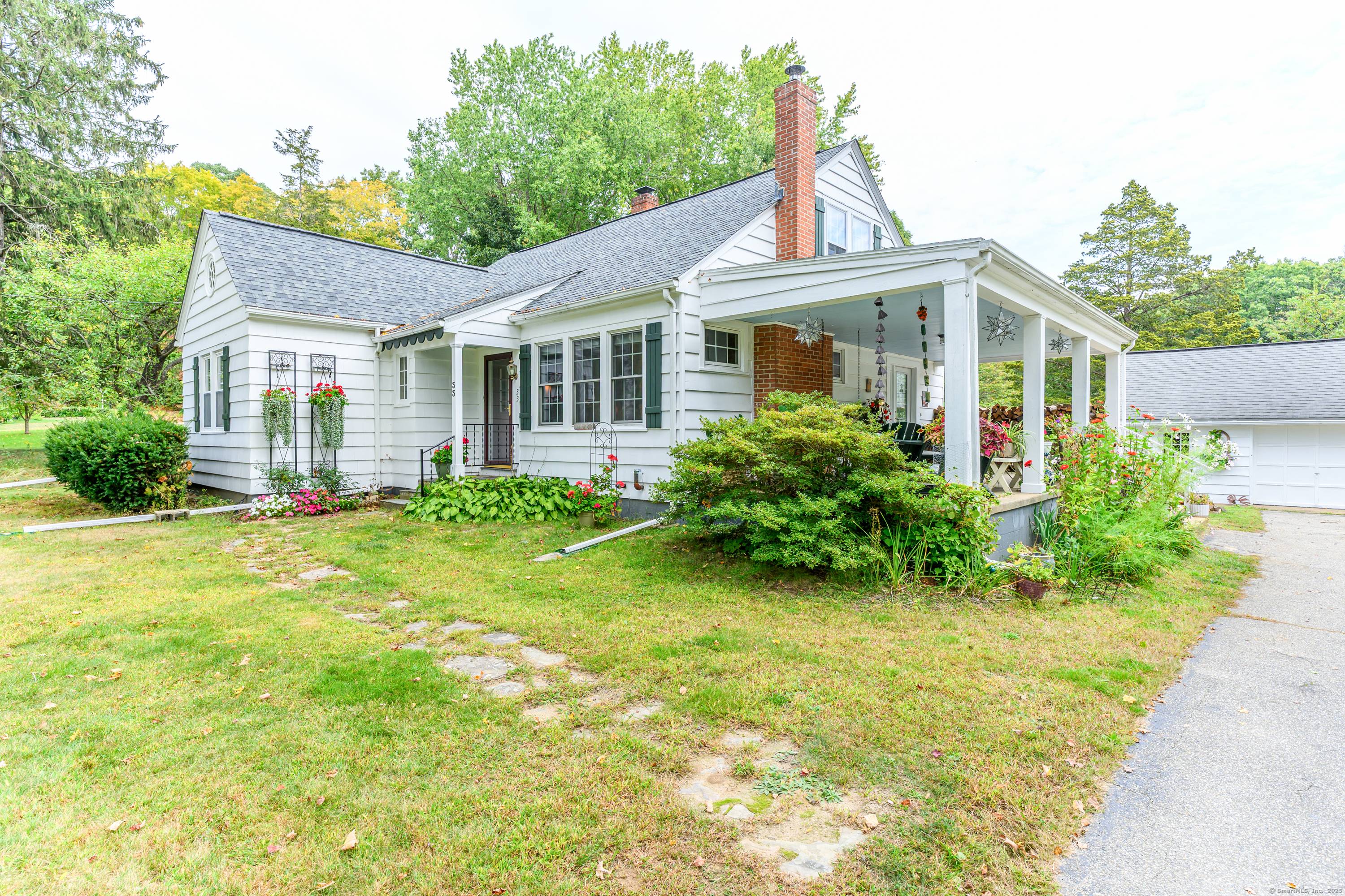 Set in a peaceful Woodstock setting, this charming 3 bedroom, 1.