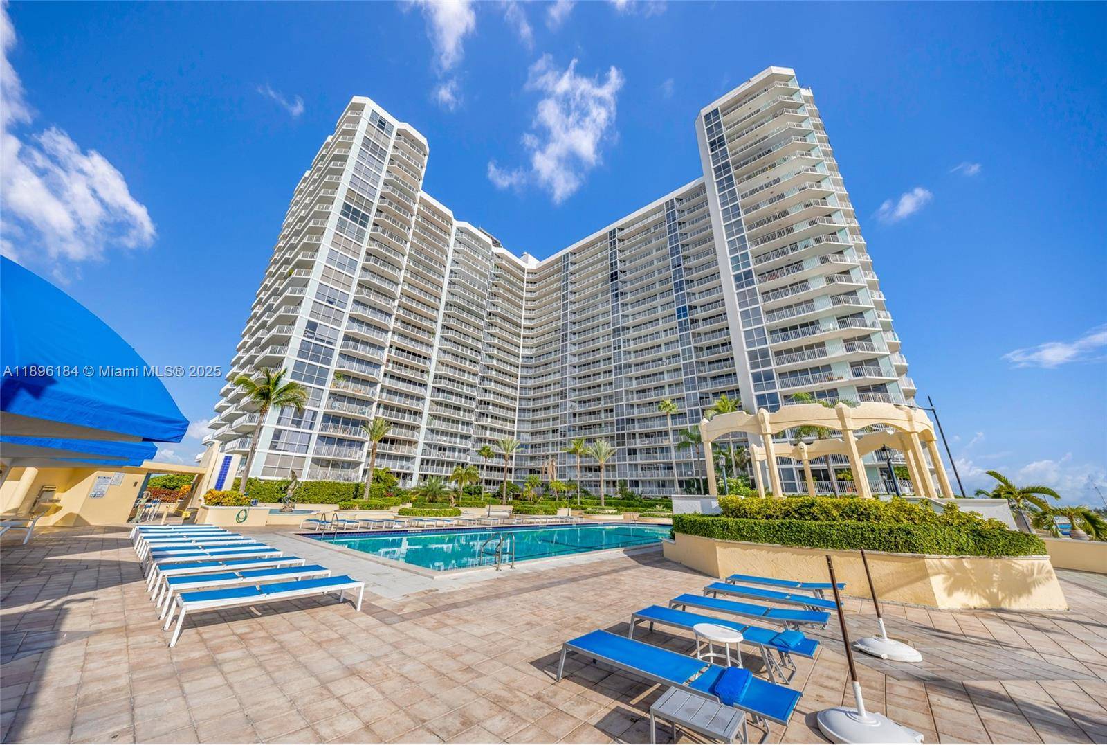 GREAT 2 BDRM, 2 BATH, WITH POOL AND BAY VIEW.