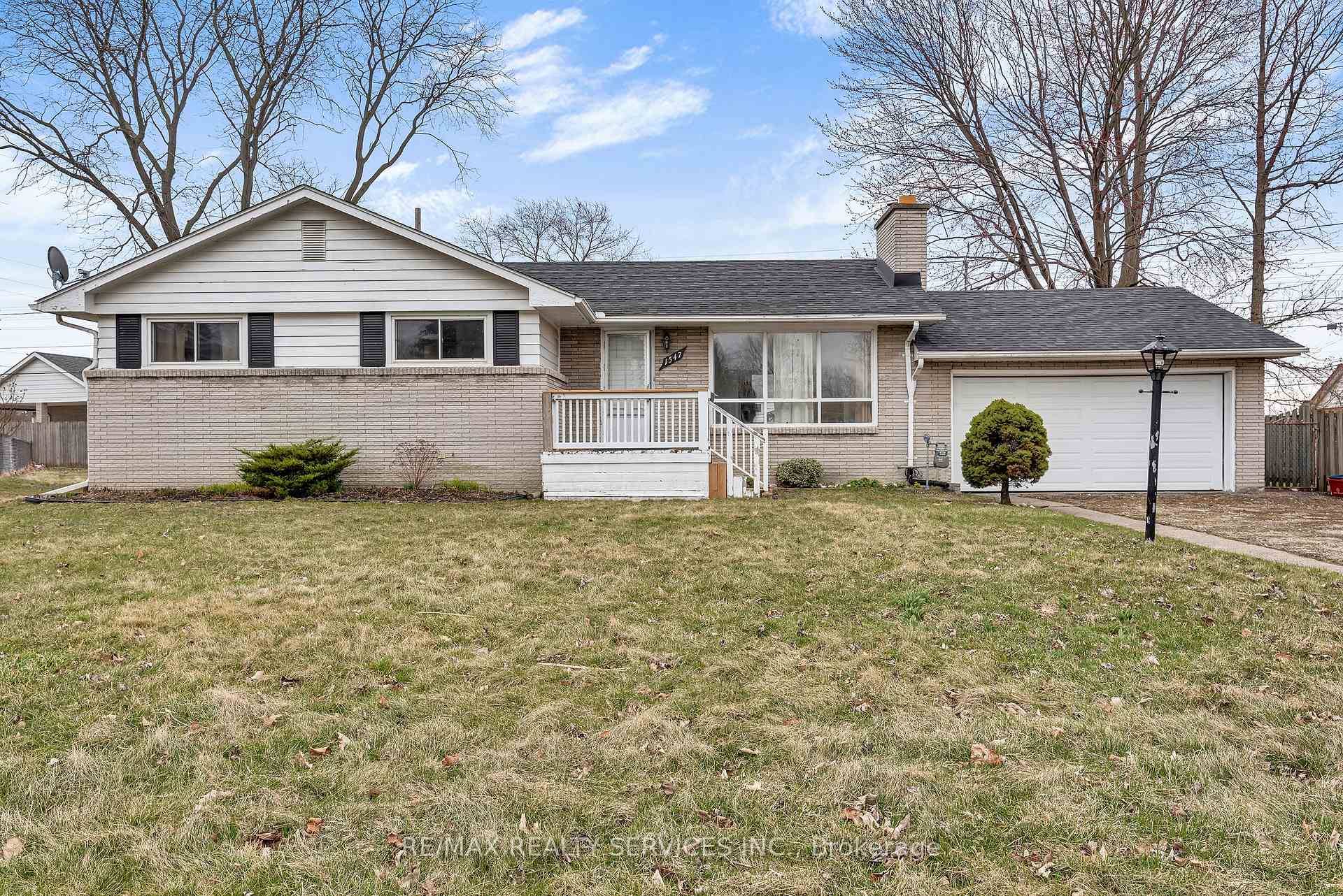 Impressive detached ranch offering exceptional curb appeal and more than 6 car parking !
