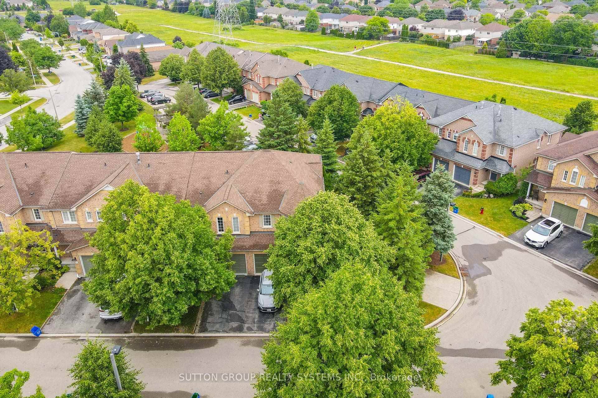 Exceptional, Extraordinary amp ; Excellent are Just a few words to Present This Meticulously Kept 3 Bedroom 4 BathroomTownhome Boasting Over 1550 Sq Ft Of Living Area With A Practical ...