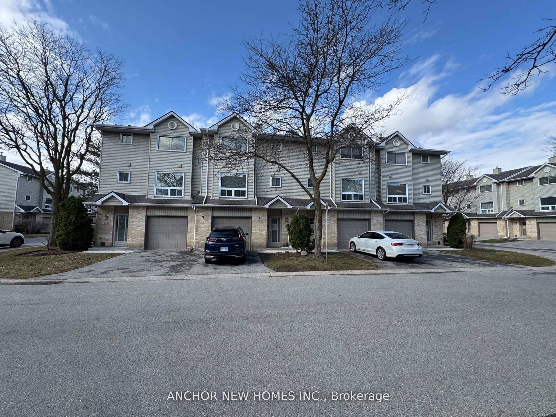 Bright 3 Bedroom, 3 Story Condo for Lease Argyle, LondonWelcome to this spacious and updated 3 bedroom, 3 story condo located in Londons family friendly Argyle community.