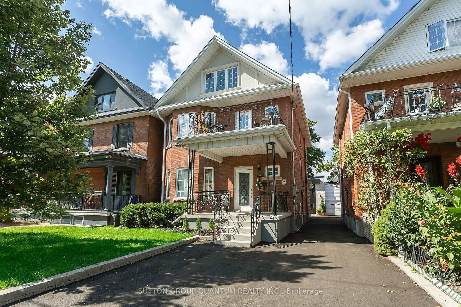 UTILITIES INCLUDED ENSUITE LAUNDRY PRIVATE ENTRY STREET PARKING AVAILABLE !