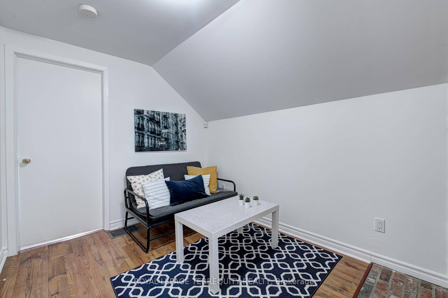 Bright One Bedroom Apartment on Top Floor Duplex in Prime Sheppard Yonge Location !