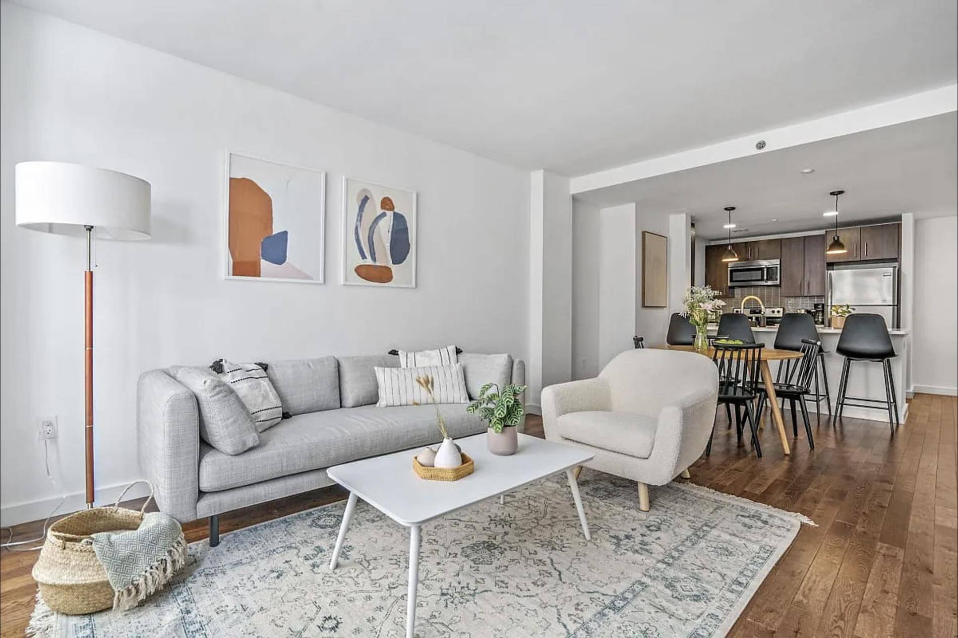 Bright, King sized 1 Bedroom w Private Balcony !