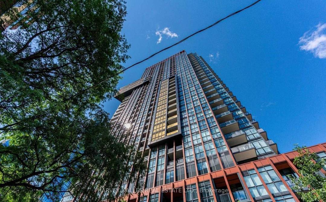 . Discover this beautifully appointed 2 bedroom den, 2 bathroom executive corner suite, ideally situated in one of Torontos most distinguished neighbourhoods.