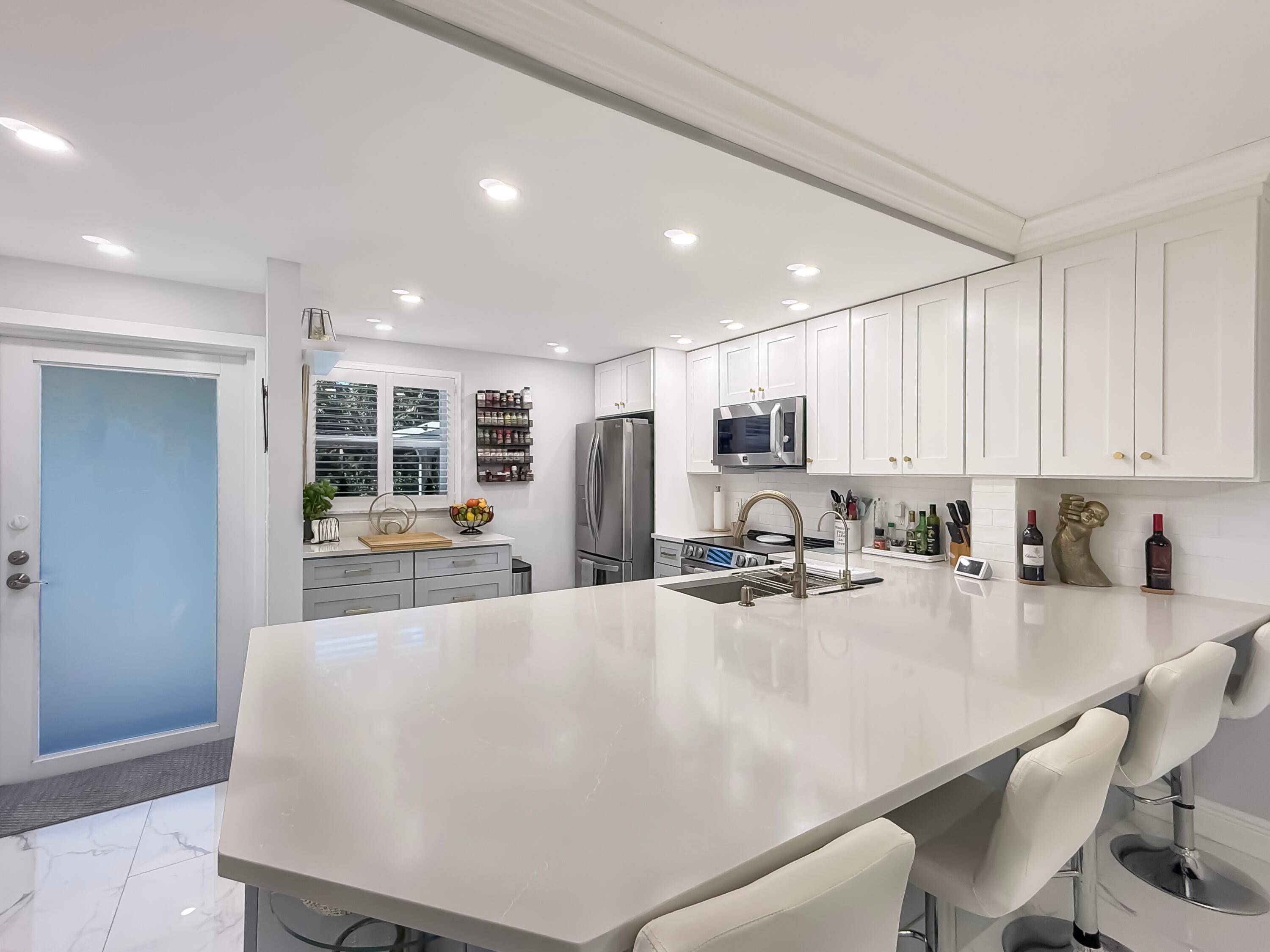 Stunning 2 Bedroom Condo in Delray Beach A Tropical Bay Gem !