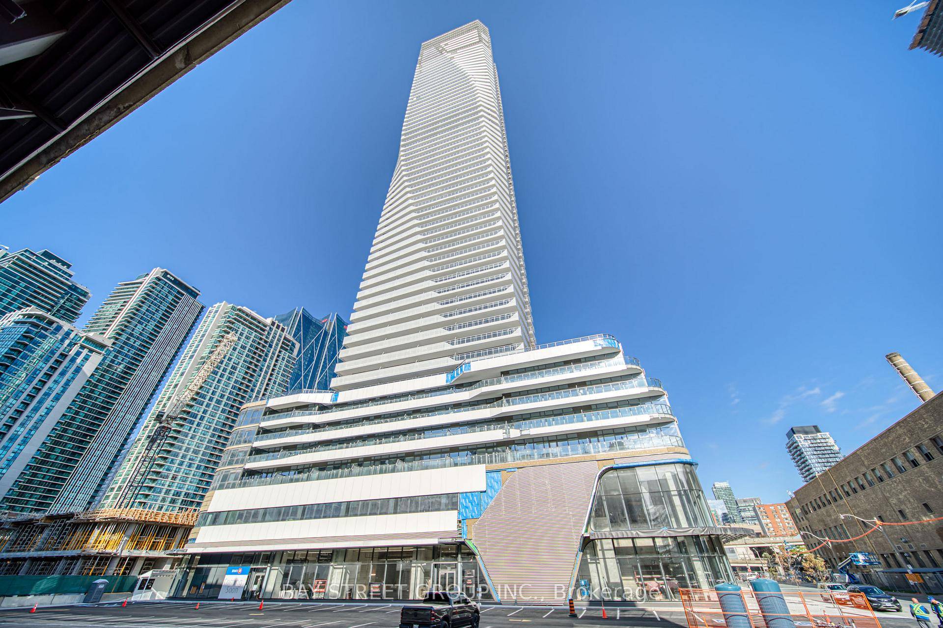 Experience urban living at its finest with this spacious and bright 1 bedroom for lease in One Yonge.