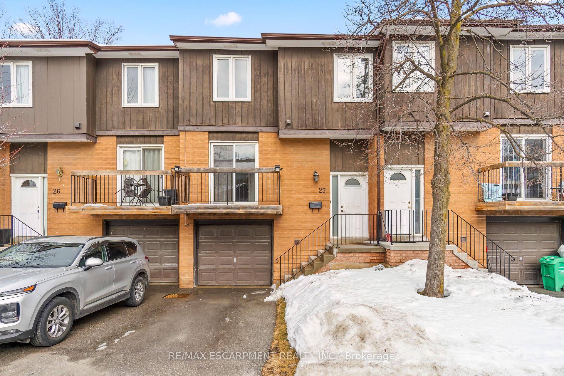 Opportunity Knocks ! 3 Bedroom Townhouse in Prime Mississauga Location Discover the perfect blend of convenience and versatility in this 3 bedroom townhouse condo near Burnhamthorpe amp ; Cawthra.